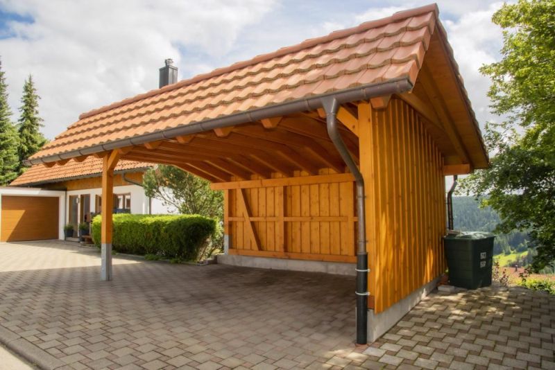 Carport mit einem Satteldach aus Ziegeln